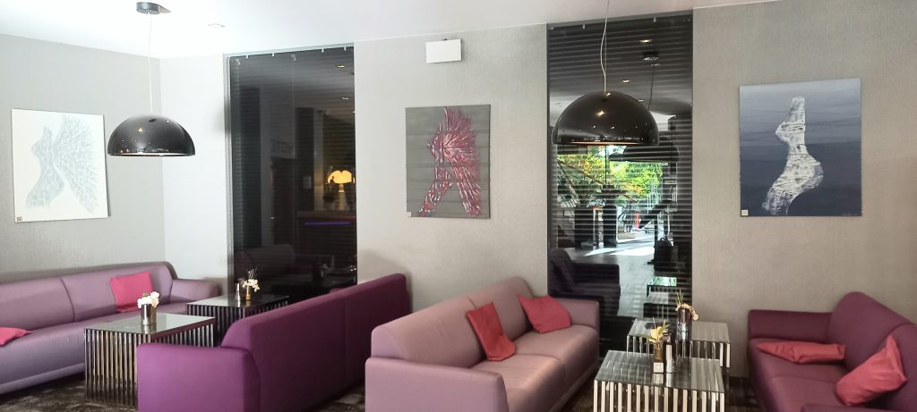 Tableaux exposés dans l'entrée de l'Hotel Van Der Valk