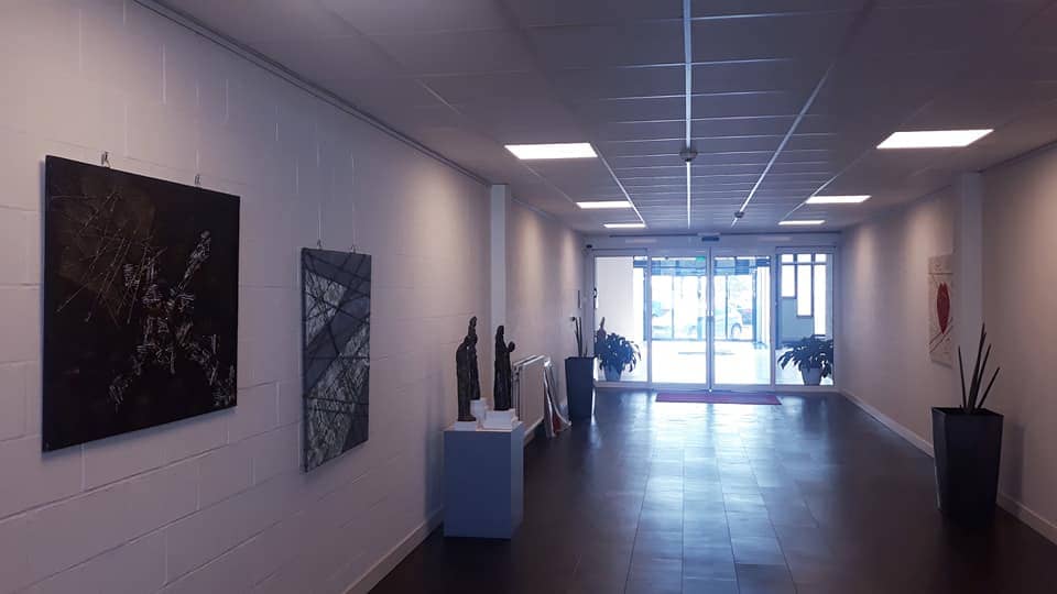 Tableaux exposés dans les couloirs du Expo Brussels South Charleroi Airport