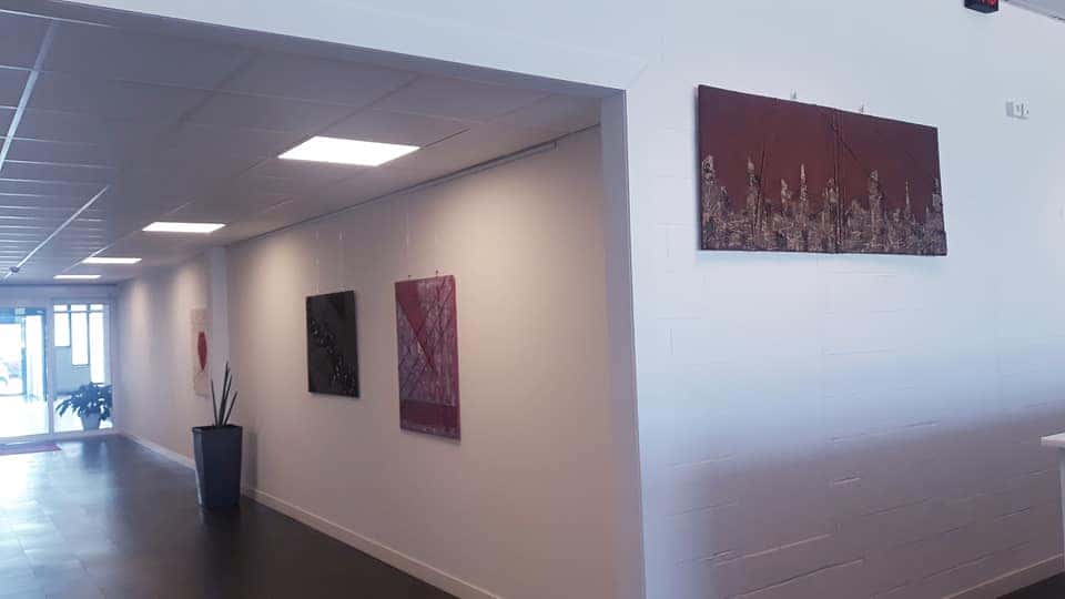 Tableaux exposés dans les couloirs du Brussels South Charleroi Airport
