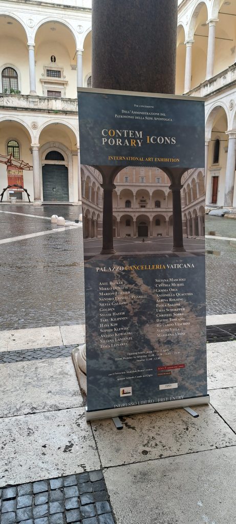 Affiche de l'exposition placée dans la cour intérieure du bâtiment